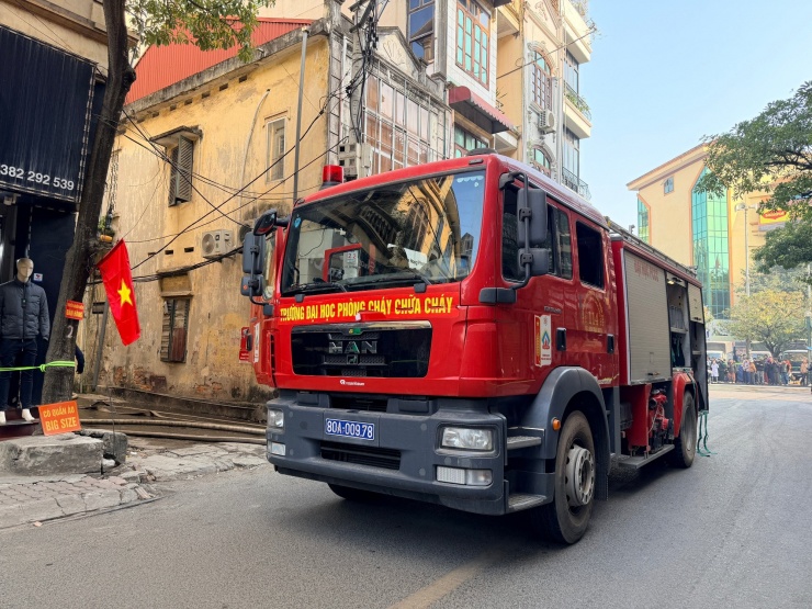 Cháy lớn tại Hà Nội, chủ nhà hoảng loạn nhảy từ tầng cao xuống - 5