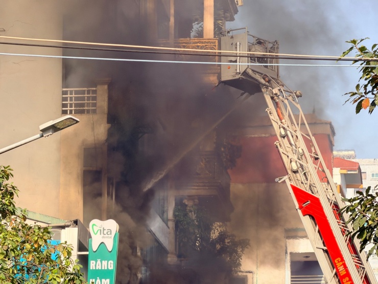 Cháy lớn tại Hà Nội, chủ nhà hoảng loạn nhảy từ tầng cao xuống - 3