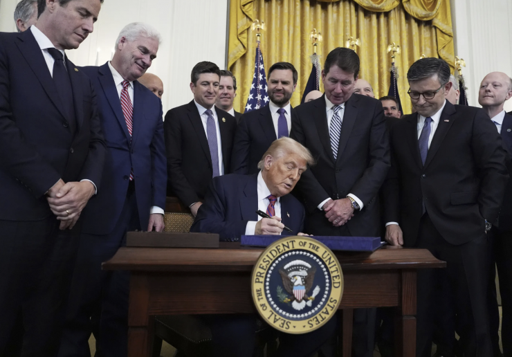 Tổng thống Donad Trump ký một đạo luật hồi năm ngoái. Ảnh: AP