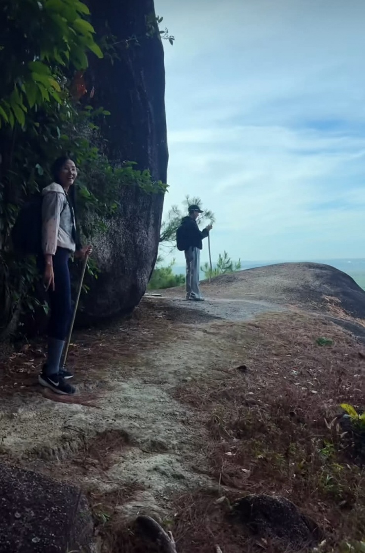 Hoàng Thùy trekking 8 tiếng chinh phục 'nóc nhà Pleiku' - 3