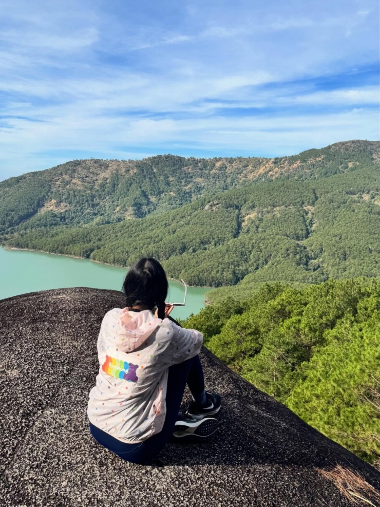 Hoàng Thùy trekking 8 tiếng chinh phục 'nóc nhà Pleiku' - 4