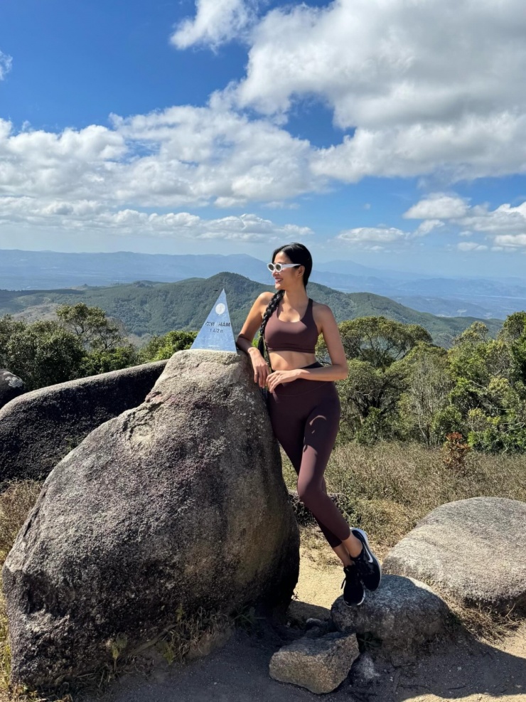 Hoàng Thùy trekking 8 tiếng chinh phục 'nóc nhà Pleiku' - 1