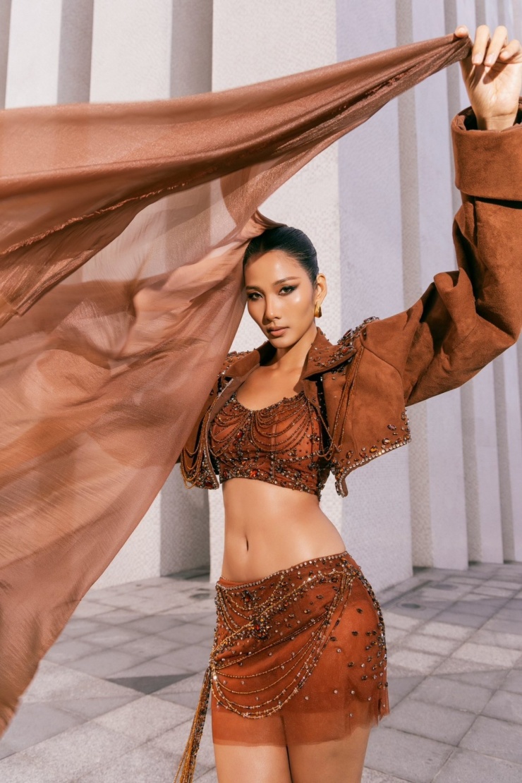 Hoàng Thùy trekking 8 tiếng chinh phục 'nóc nhà Pleiku' - 7