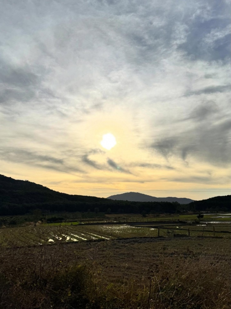 Hoàng Thùy trekking 8 tiếng chinh phục 'nóc nhà Pleiku' - 5