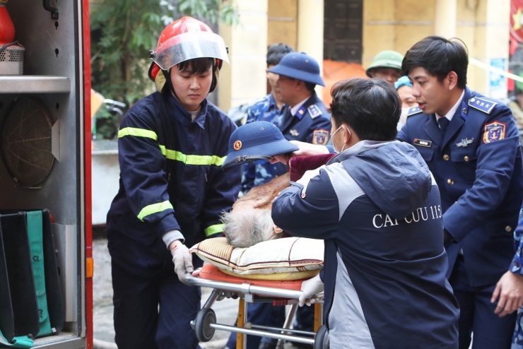 Cháy lớn tại Hà Nội, chủ nhà hoảng loạn nhảy từ tầng cao xuống - 6