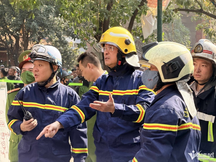 10h30, Đại tá Phạm Trung Hiếu – Trưởng phòng Cảnh sát PCCC&amp;CNCH Công an Hà Nội – có mặt tại hiện trường để chỉ huy công tác chữa cháy.