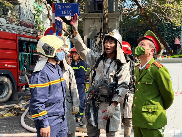 Toàn bộ lực lượng chữa cháy được rút ra ngoài để thực hiện phương án tác chiến mới.