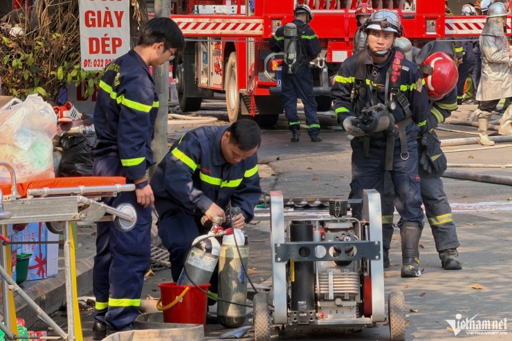 Gần 12h, lực lượng cảnh sát huy động trạm nạp oxy lưu động đến hiện trường.