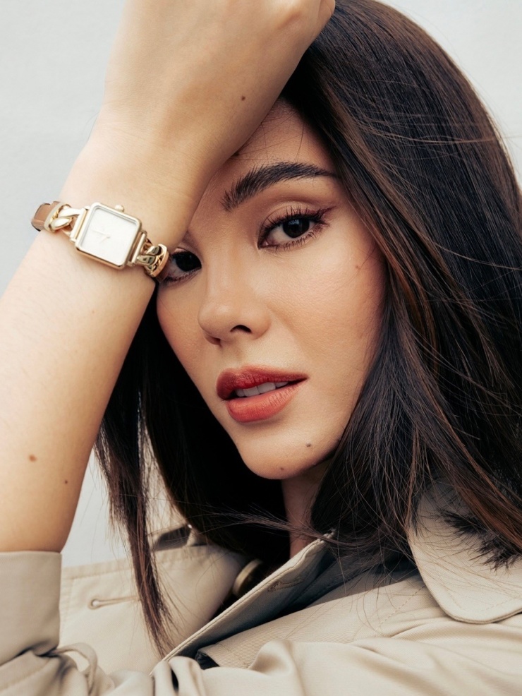 Gương mặt Catriona Gray trước và sau khi tự trang điểm dự sự kiện.