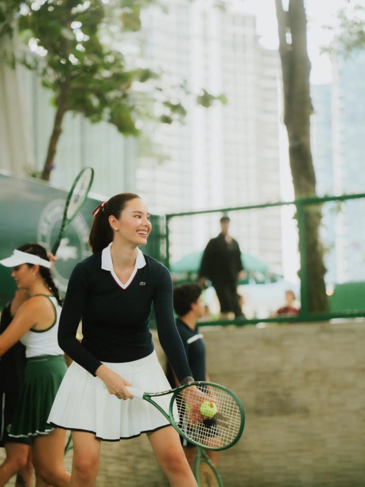 Hoa hậu tham gia giải chạy bộ ở New York, Mỹ cùng hội bạn.