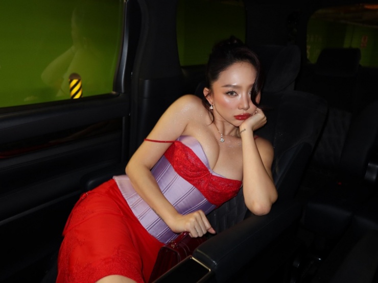 Tham dự một sự kiện quốc tế tại Singapore gần đây, Tóc Tiên diện áo corset trễ vai thuộc bộ sưu tập Xuân - Hè 2026 của FANCì Club, phối cùng chân váy đỏ đồng điệu, tôn làn da trắng. Mẫu thiết kế từng được ca sĩ Dua Lipa lựa chọn khi xuất hiện tại Rio de Janeiro, Brazil.