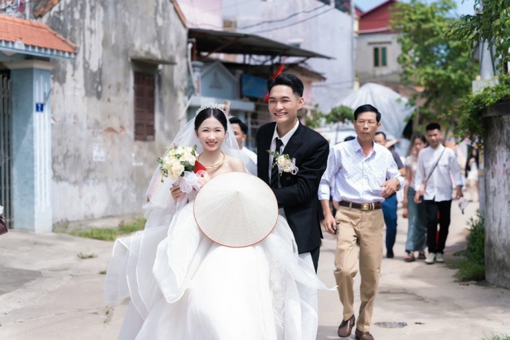 Huy Quyền hạnh phúc khi đón được vợ