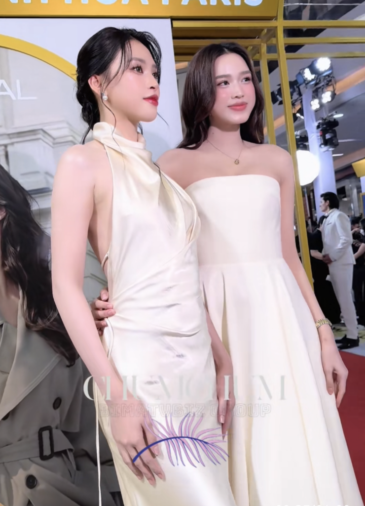 Trần Tiểu Vy và Đỗ Thị Hà đọ sắc 'gây bão' mạng xã hội - 3