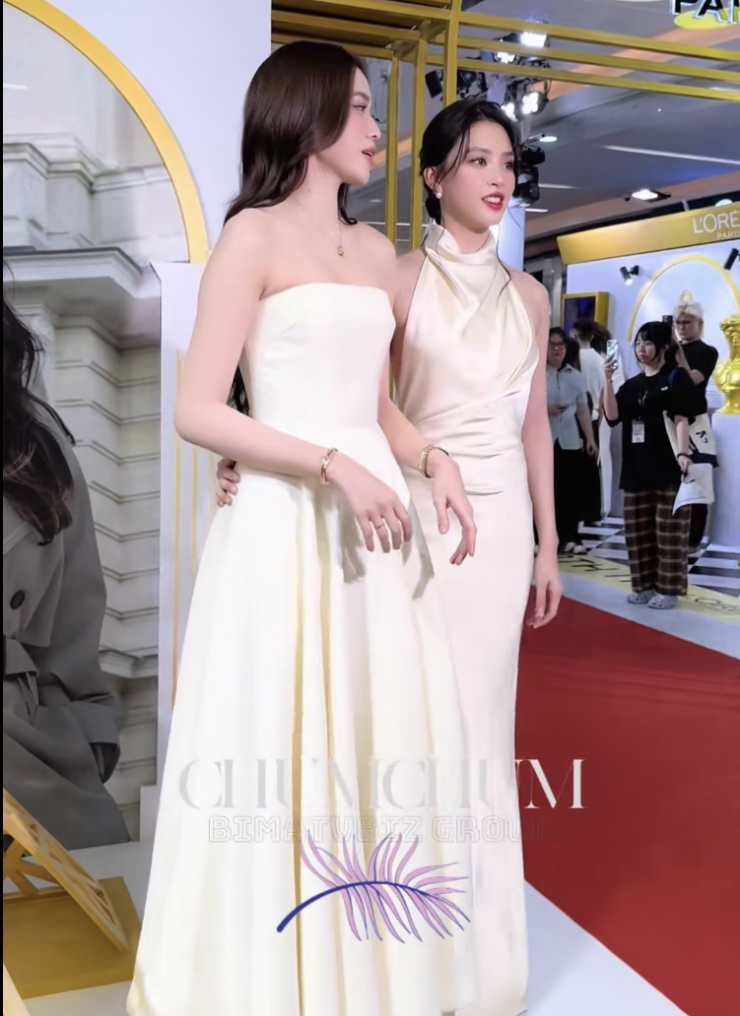 Dù đã đăng quang nhiều năm hay đã lập gia đình, Trần Tiểu Vy và Đỗ Thị Hà vẫn giữ được phong độ, hình ảnh chỉn chu và sức hút riêng trong lòng công chúng.