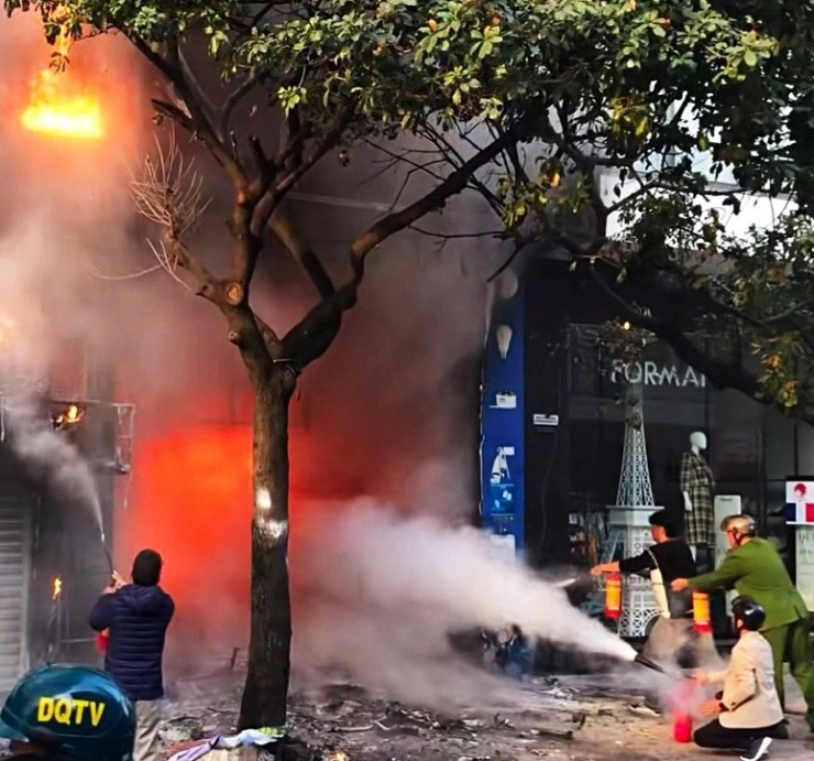 Cháy lớn ở Hà Nội: 'Chúng tôi dùng bình cứu hỏa, xô nước… dập lửa nhưng như muối bỏ biển' - 1
