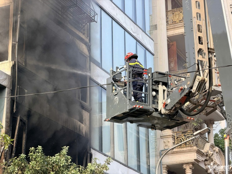 Cảnh sát dùng xe thang để tiếp cận đám cháy. Ảnh: Đình Hiếu