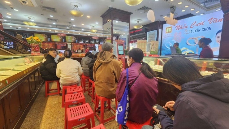Số lượng người đến mua vàng không còn đông như những ngày gần đây. Ảnh: Thái Nguyễn