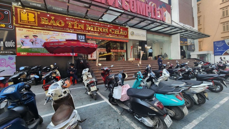 Người mua vàng không còn đông đúc dù cửa hàng bán ra không giới hạn. Ảnh: Thái Nguyễn