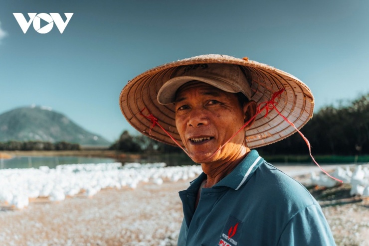 Mỗi ngày, đàn vịt cứ quấn quýt bên chân ông Hải như hình với bóng, chẳng khác nào những người bạn tri kỷ. (Ảnh: Vũ Khoa)