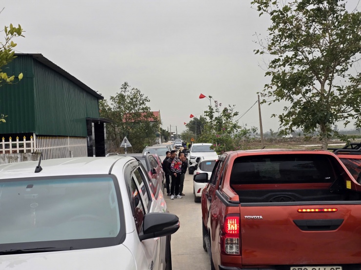 Ô tô đậu kín các tuyến đường vào khu đấu giá đất Rú Cụp.