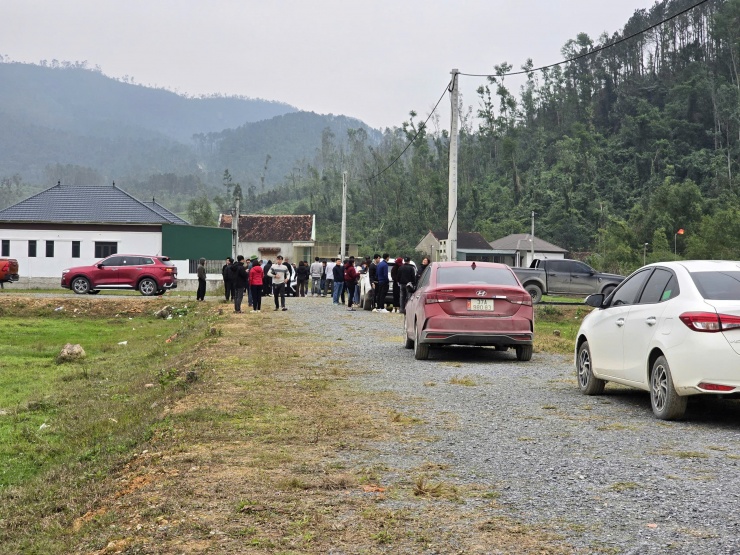 Dọc các trục đường liên xóm, nhiều thửa đất được bóc phong hóa, xây bờ bao, chia thành từng ô để rao bán.