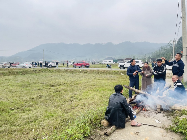 Trời rét, các nhóm người quây quanh bếp lửa, chờ thời điểm “chốt đất”.