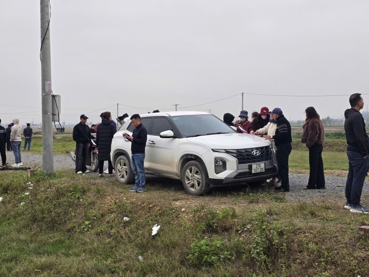 Nhiều giao dịch mua bán đất diễn ra ngay trên nắp capo ô tô.