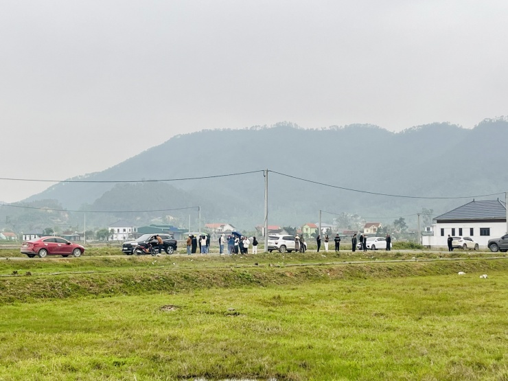 Hàng trăm ô tô nối đuôi nhau trên các trục đường chính, nhiều nhóm môi giới livestream (phát trực tiếp) rao bán đất trên mạng xã hội.