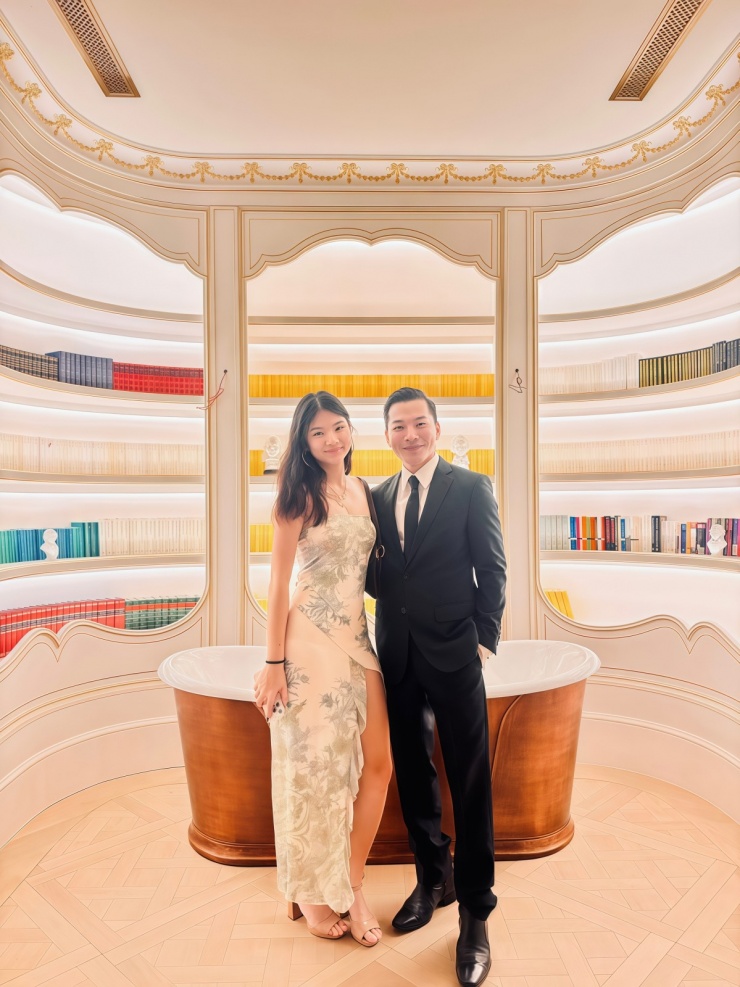 Ảnh sao 8/1: Con gái 17 tuổi của Trần Bảo Sơn được khen trổ mã - 1