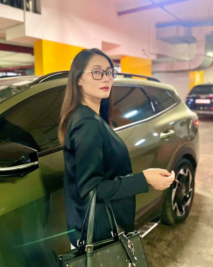 Ảnh sao 8/1: Con gái 17 tuổi của Trần Bảo Sơn được khen trổ mã - 9