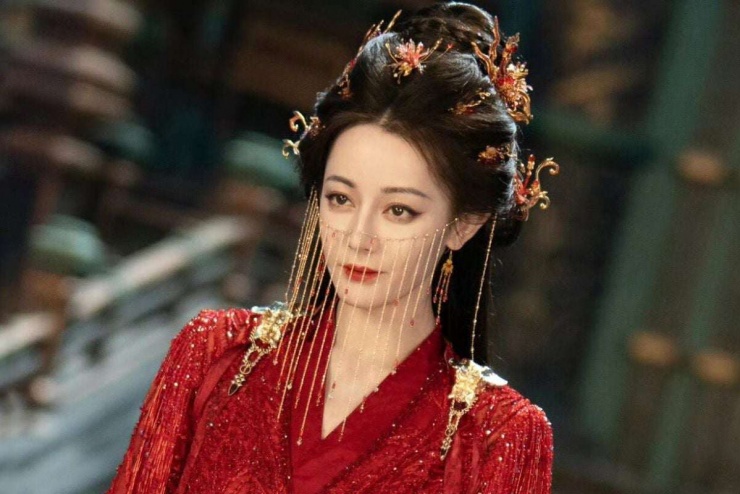 Địch Lệ Nhiệt Ba đáng tiếc bị gạt ra ngoài. IG.