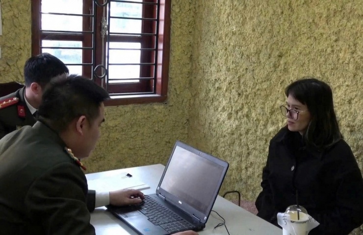 Hoàng Thị Hồng Thái tại cơ quan công an. (Ảnh: Công an TP Hà Nội)