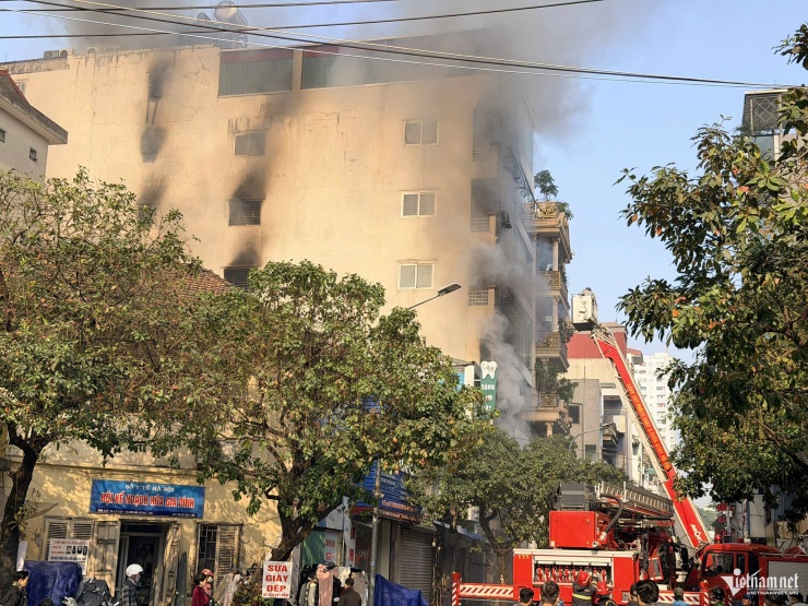 Cảnh sát PCCC&amp;CNCH dùng xe thang tiếp cận đám cháy. Ảnh: Đình Hiếu