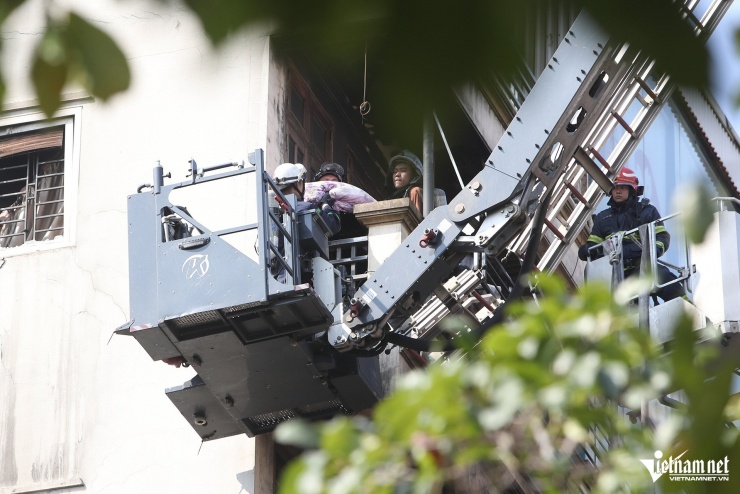 Cảnh sát PCCC&amp;CNCH đưa thi thể các nạn nhân ra bên ngoài. Ảnh: Đình Hiếu