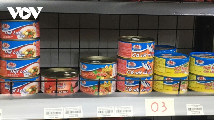 Chiều 8/1, theo khảo sát của phóng viên tại một số cửa hàng tạp hóa, siêu thị mini khu vực Đống Đa, Hà Nội một số sản phẩm của Công ty Cổ phần Đồ hộp Hạ Long vẫn được bày bán bình thường.
