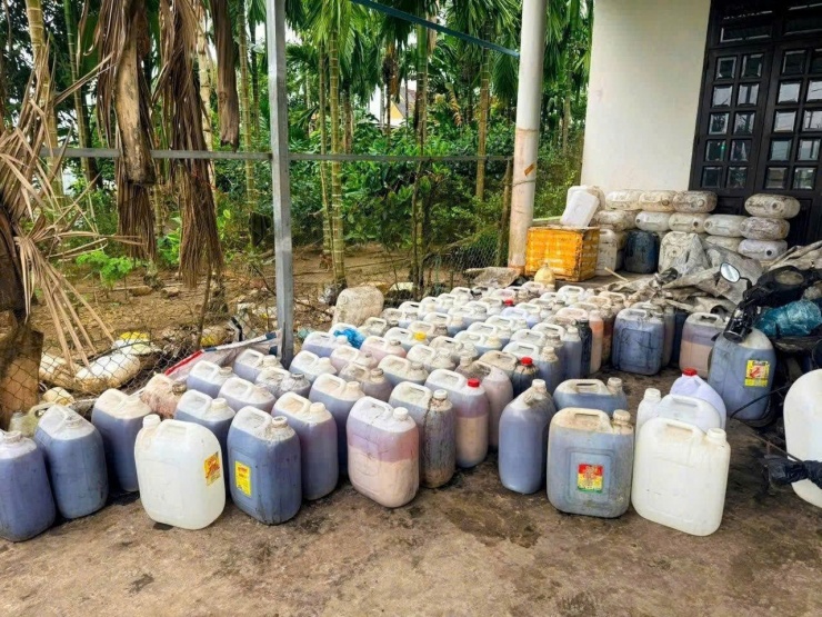 Số lượng lớn dầu ăn, mỡ heo đã qua sử dụng được phát hiện.