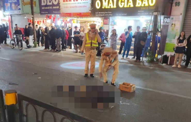 Cảnh sát phong tỏa và khám nghiệm hiện trường