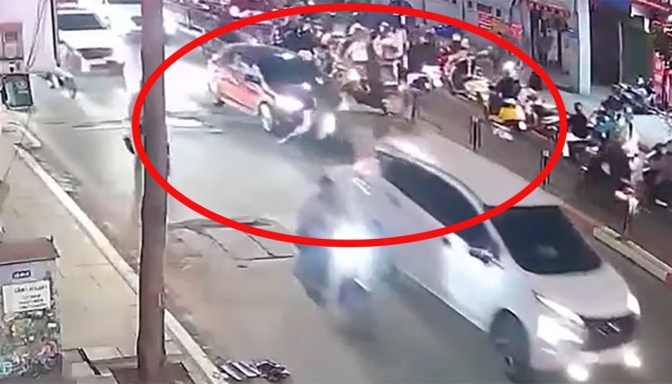 Ô tô cuốn xe máy vào gầm