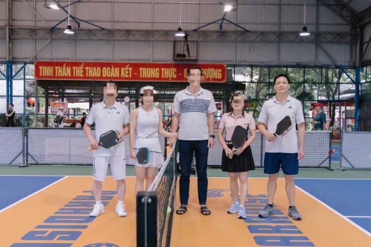 Hình ảnh ông Phượng (bên phải ngoài cùng) tham gia giải thể thao trong thời gian tham gia học bồi dưỡng bị lan truyền trên mạng xã hội.