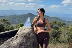 Hoàng Thùy trekking 8 tiếng chinh phục 'nóc nhà Pleiku'