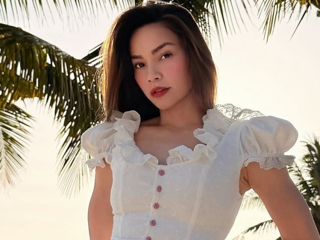 Hồ Ngọc Hà diện đồ bình dân du lịch biển