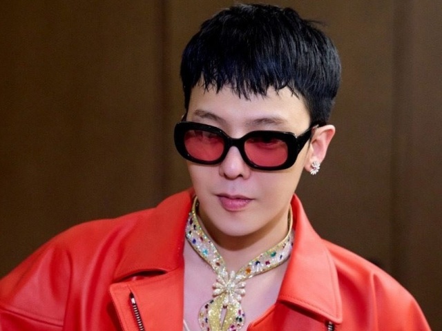 Khăn quàng bằng vàng, kim cương của G-Dragon