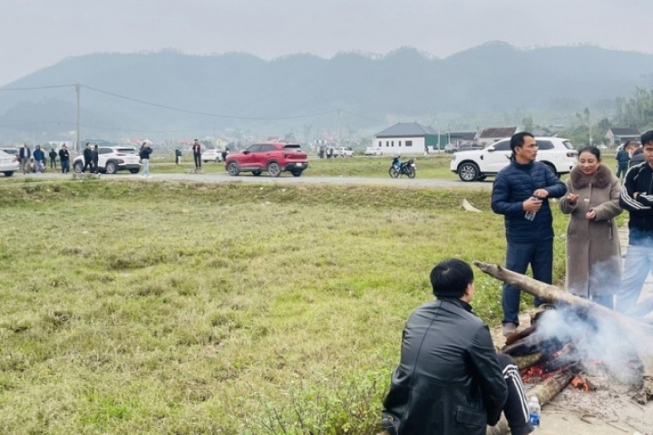 'Cò đất' ùn ùn đổ về, ô tô đậu kín đường làng sau thông tin đề xuất khu công nghiệp VSIP 4