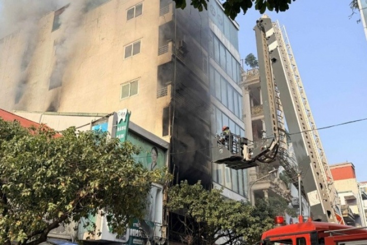 Cháy nhà 7 tầng ở Hà Nội: Chủ nhà nhảy từ tầng cao xuống đã tử vong