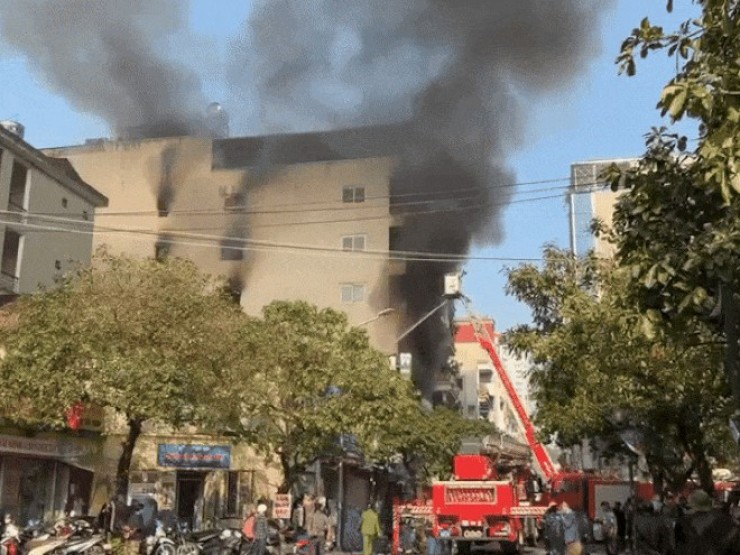 Cháy lớn tại Hà Nội, chủ nhà hoảng loạn nhảy từ tầng cao xuống