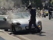 Xe thể thao Pontiac Solstice siêu hiếm bốc khói nghi ngút giữa phố cổ Hà Nội