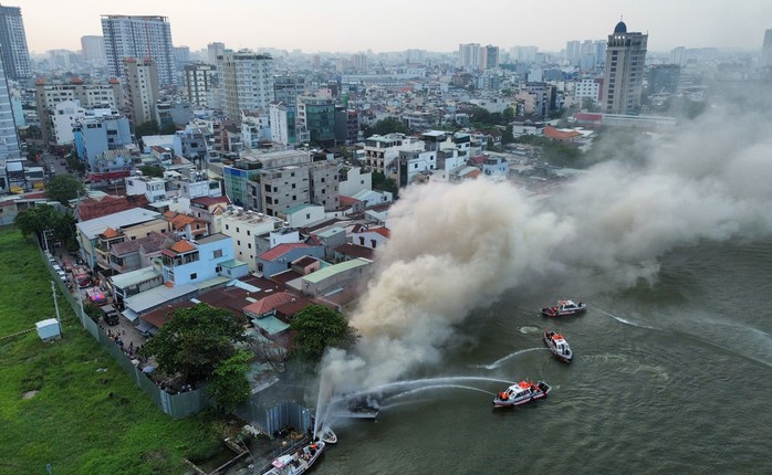 Lính cứu hỏa nỗ lực dập lửa.