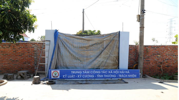 Sau khi giám đốc trung tâm bị khởi tố, tại đây đã hạ biển trung tâm, cổng được che lại bằng tấm bạt xanh để bên ngoài không nhìn vào được