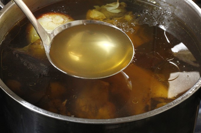 Nước dùng phở bò Hà Nội. Ảnh: Bùi Thủy