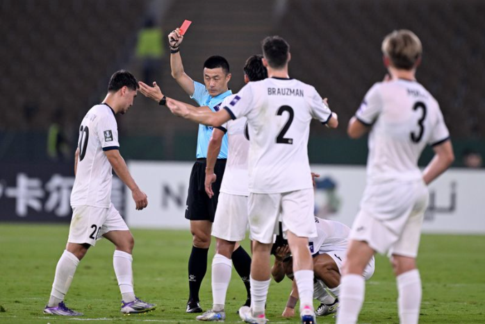 Arsen Sharshenbekov (bìa trái) nhận thẻ đỏ trực tiếp.